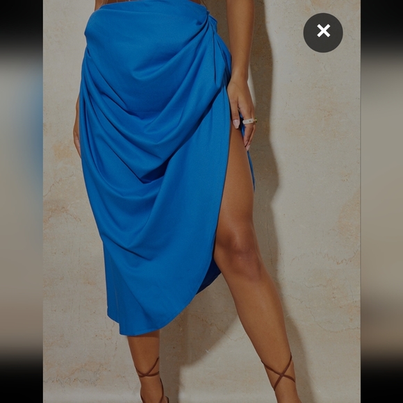 Pretty Little Thing Side Ruched Skirt in Blue - Picture 2 of 4